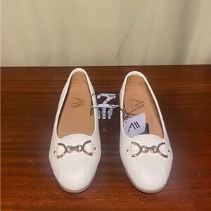 AEROSOLES Women's Buckle Ballet Flats size 10 Egg Shell White NWT